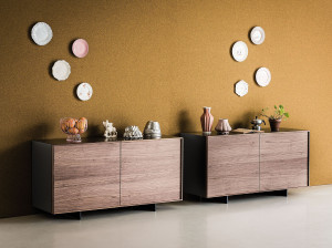 Деревянный шкаф с распашными дверями