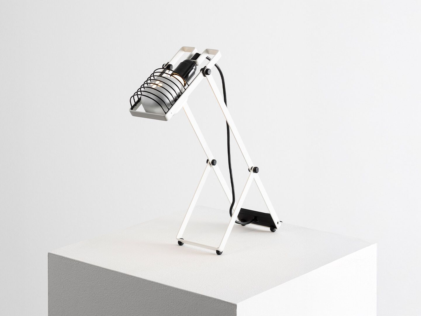 Металлическая настольная лампа Artemide SINTESI ARCH-00010166