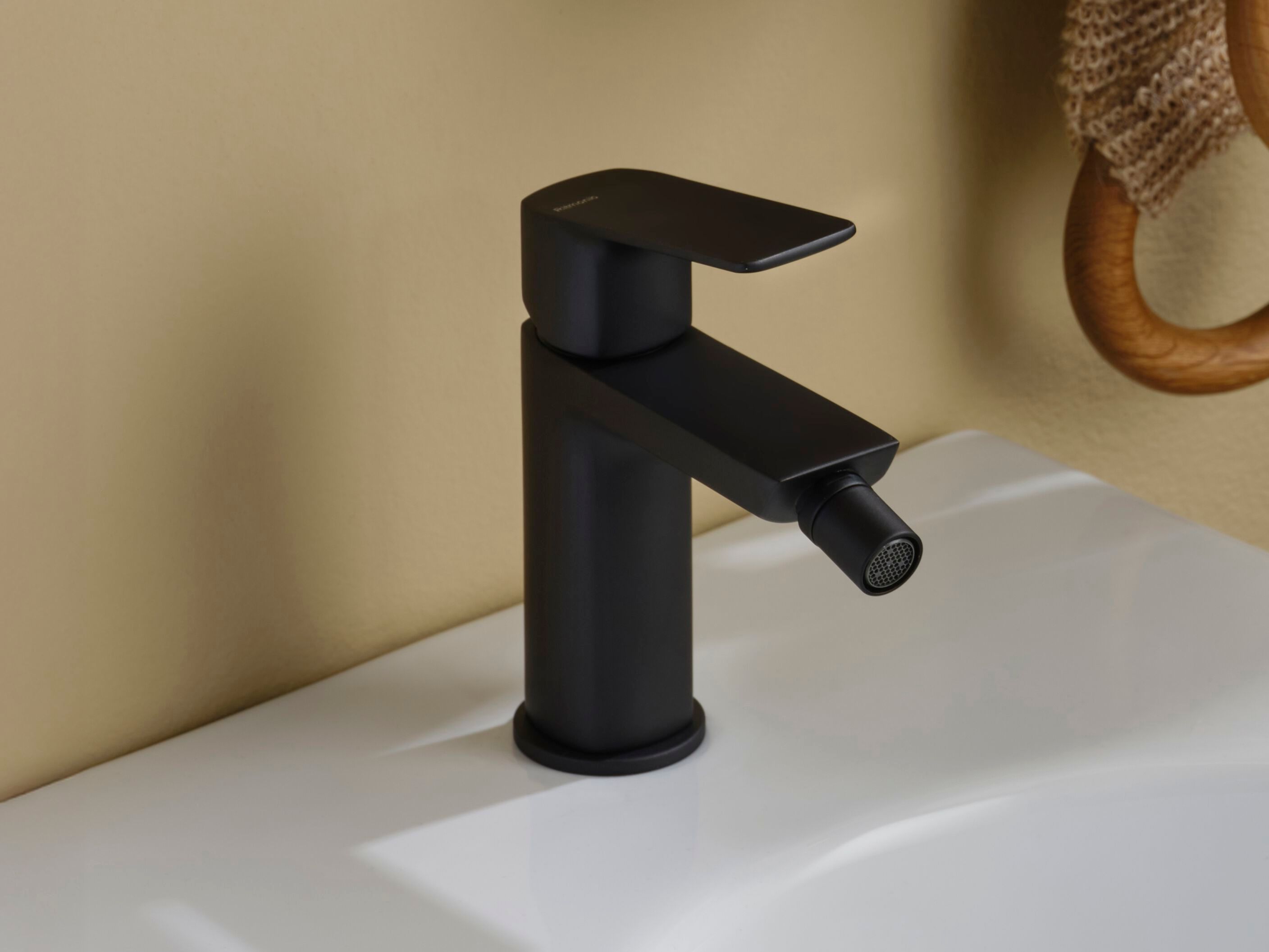 Латунный однорычажный смеситель для биде с поворотным горлышком Ritmonio Haptic S ARCH-00130652