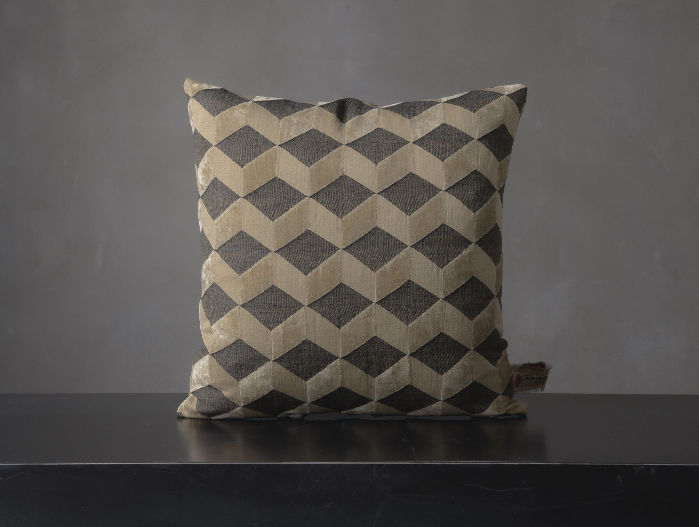 Бархатная квадратная подушка The House of Lyria INGANNEVOLE ARCH-00058249