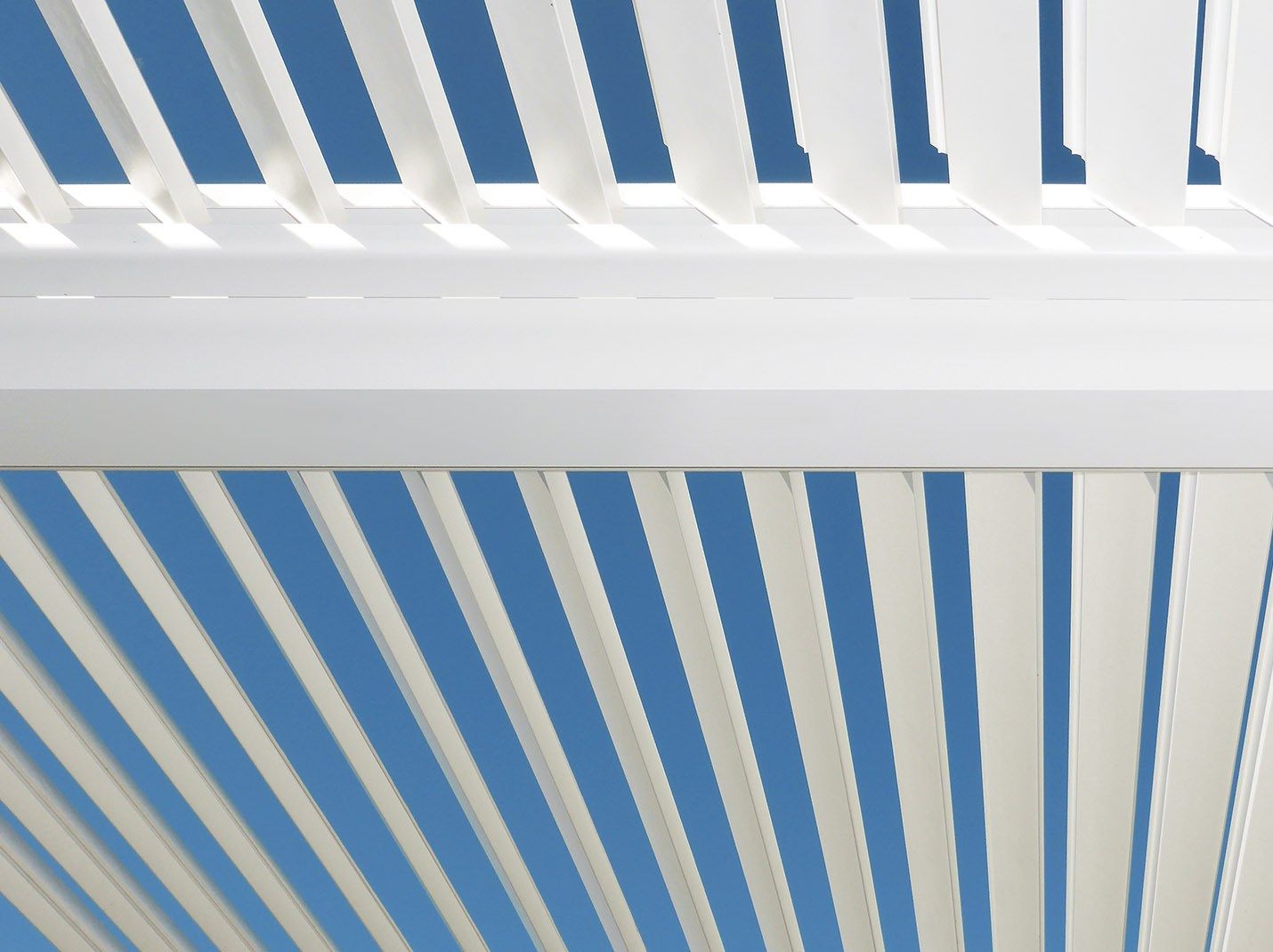 Самонесущая пергола из алюминия с поворотными пластинами STUDIO 66 BLADE 230 ARCH-00000811 - Вид №8