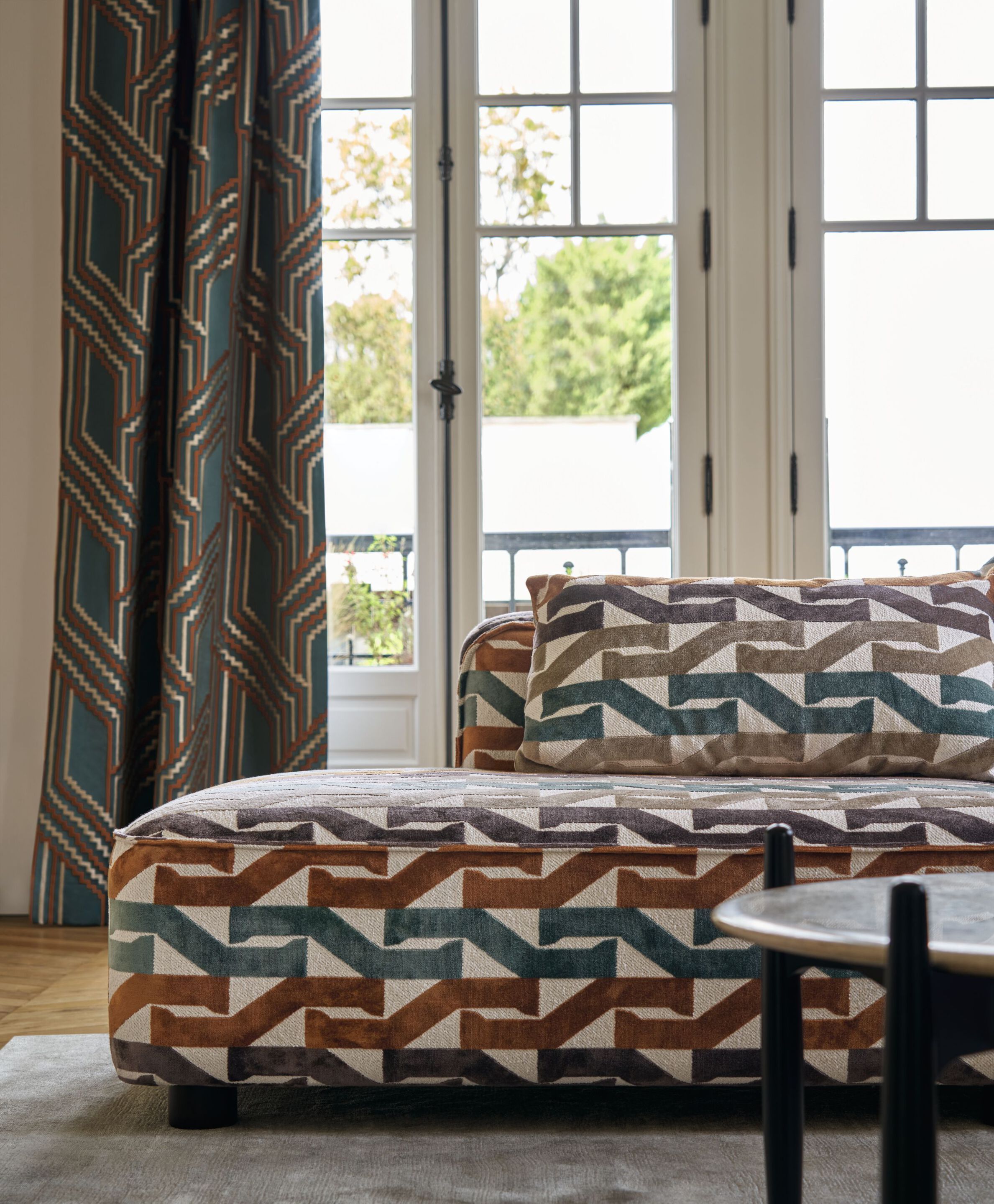 Бархатная ткань с графическим рисунком Casamance Porte des Lilas ARCH-00042802 - Вид №1