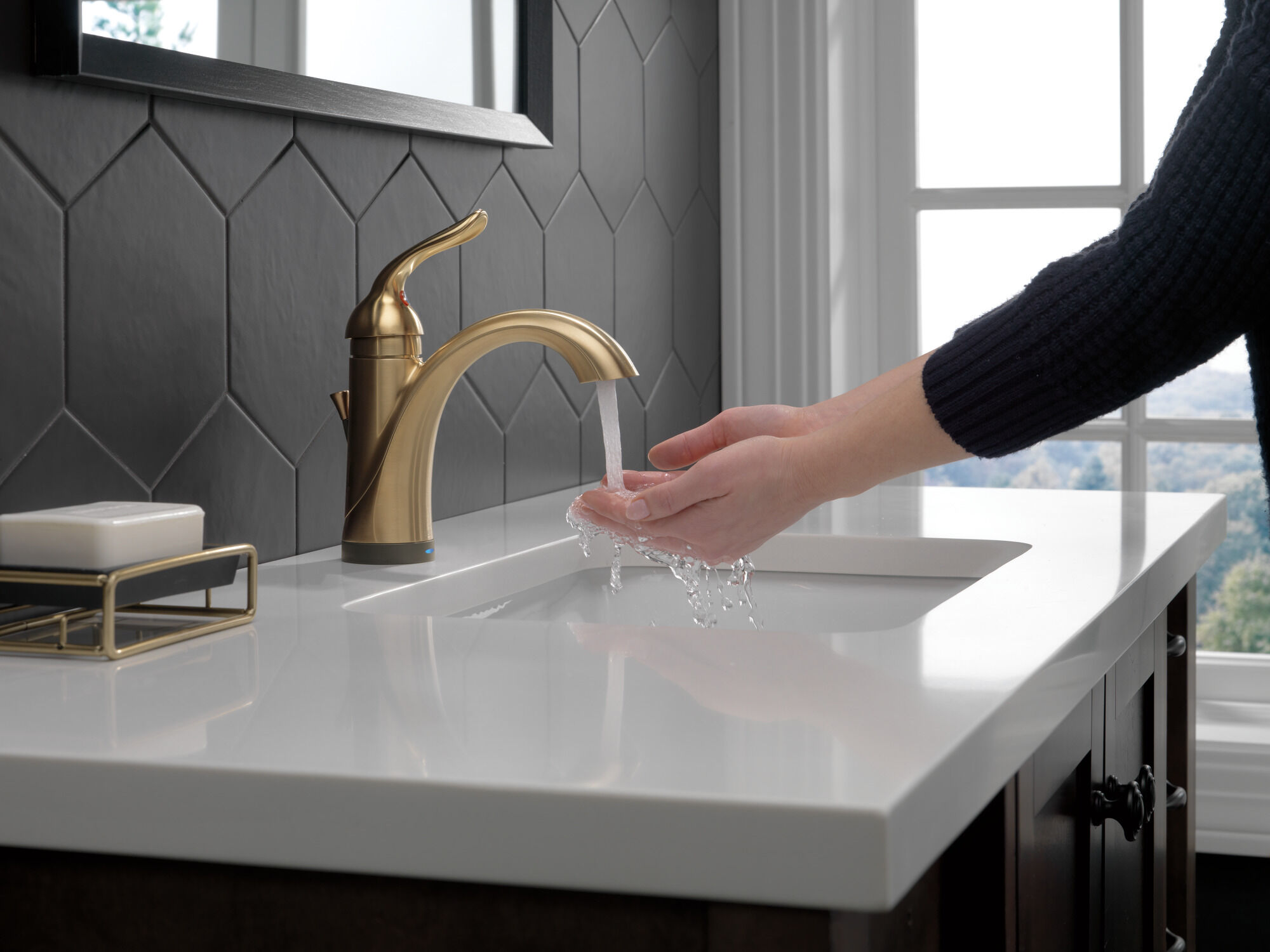 538T-CZ-DST Смеситель для ванной с одной ручкой с технологией Touch2O.xt® Delta Faucet Lahara Шампанское бронза  - Вид №4