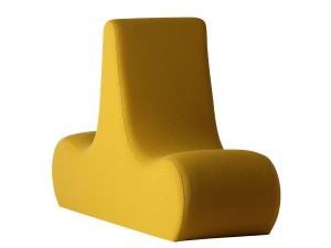 Тканевое кресло с высокой спинкой