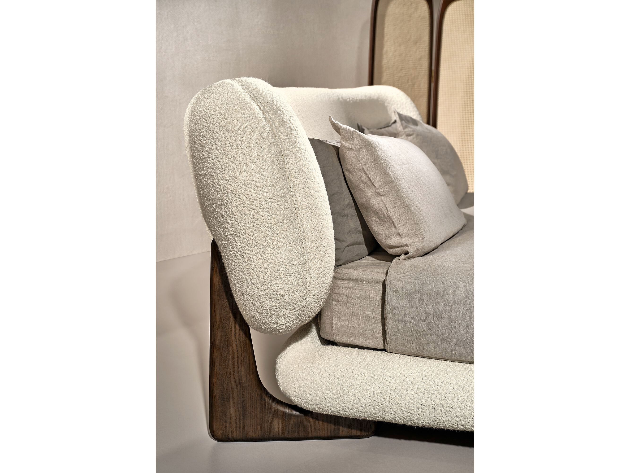 Двуспальная деревянная мягкая кровать Naturedesign Home ARCH-00085285 - Вид №4