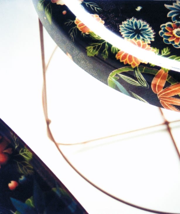 Круглый журнальный столик из полиэфирной смолы со стальной основой MOROSO UKIYO ARCH-00004407