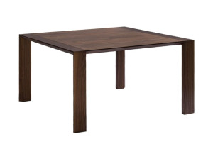 Деревянный квадратный стол