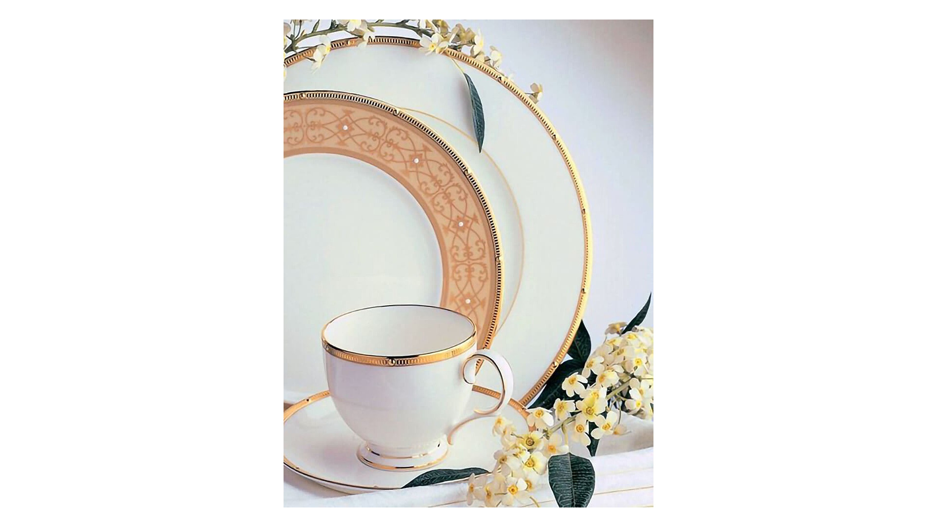 32175 Noritake Тарелка акцентная Noritake "Рочель,золотой кант" 23см Фарфор костяной  - Вид №1