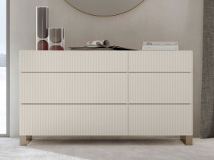 Деревянный комод со встроенными ручками