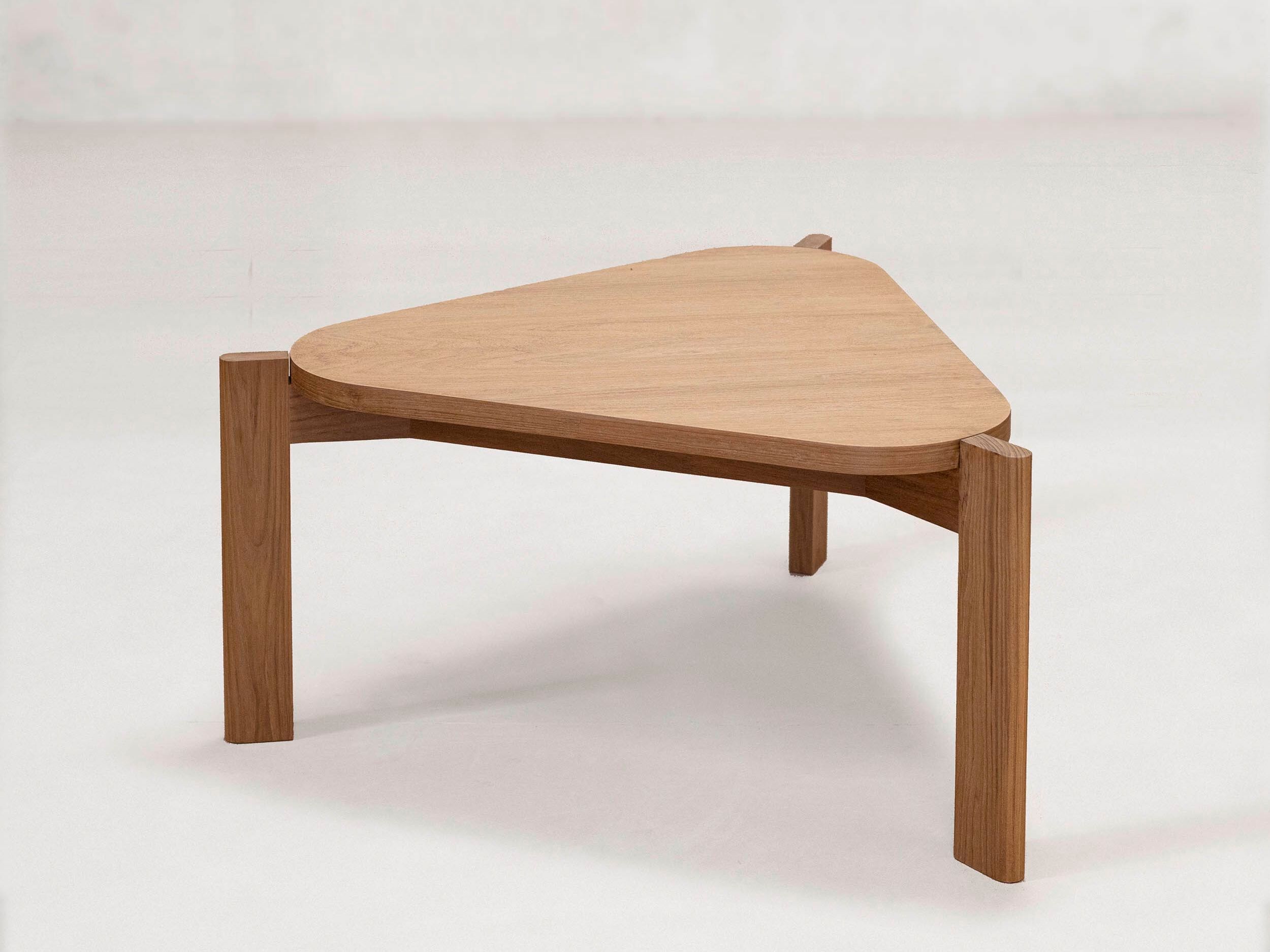 Треугольный журнальный столик из тикового дерева Phantom Hands Project Chandigarh ARCH-00091767 - Вид №1