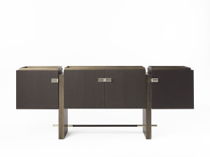 Деревянный шкаф с распашными дверями