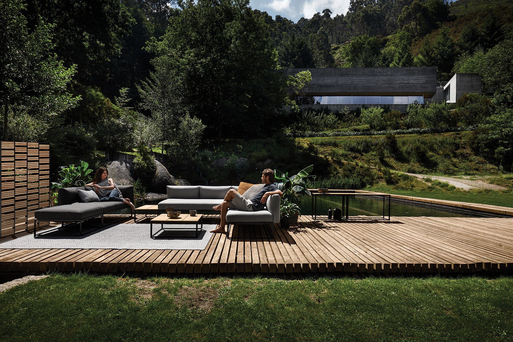 Алюминиевый и деревянный низкий квадратный садовый стол Gloster Maya ARCH-00001547 - Вид №3