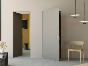 Заподлицо стены распашная дверь