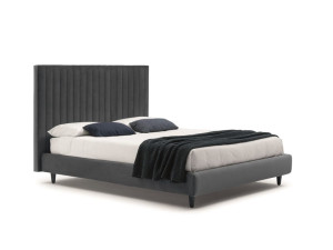 Двуспальная мягкая кровать с высоким изголовьем