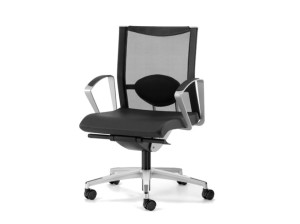 Офисное кресло с сетчатыми колесами и подлокотниками с 5 спицами