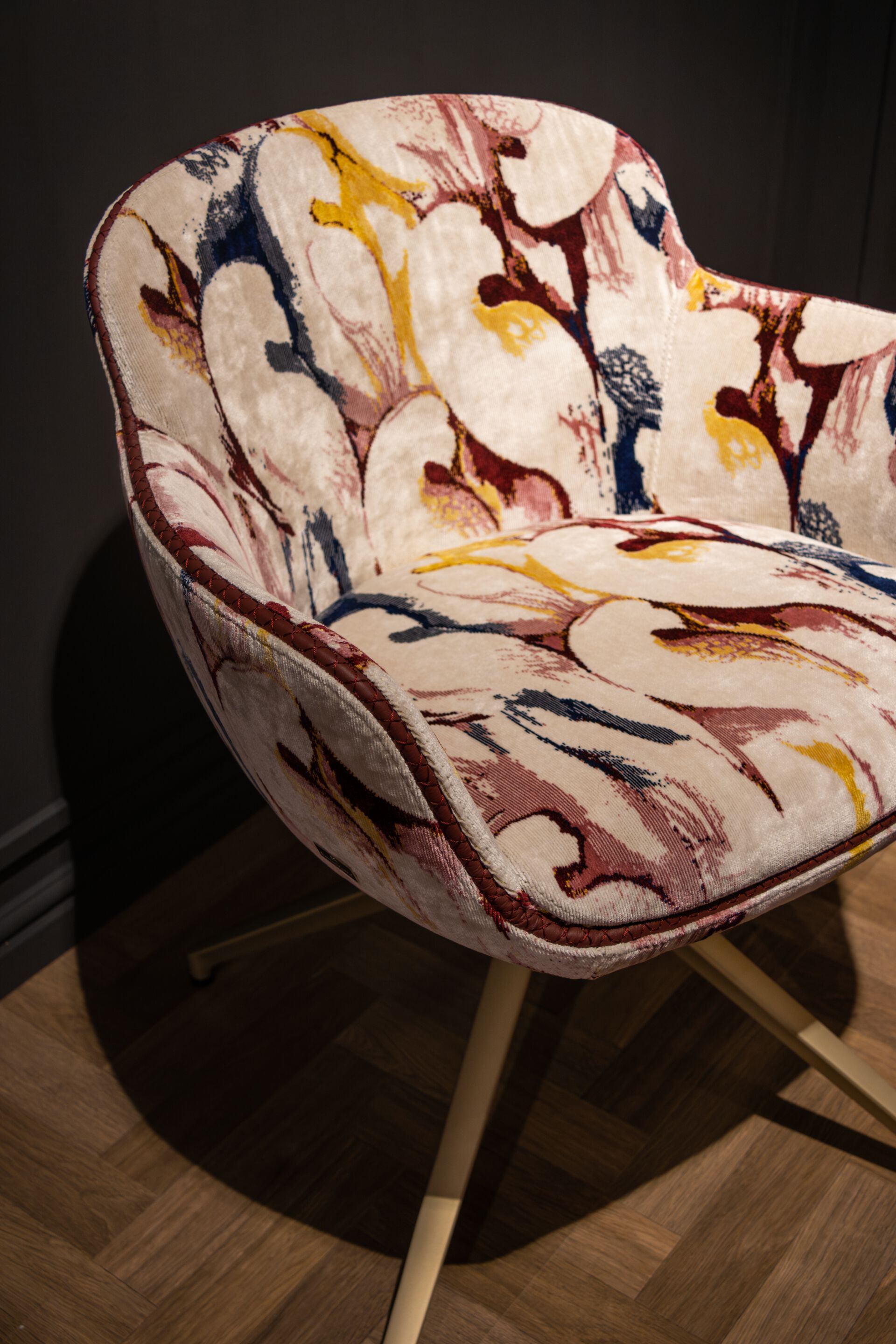 Бархатное вращающееся кресло Formitalia Kowloon ARCH-00075107 - Вид №1