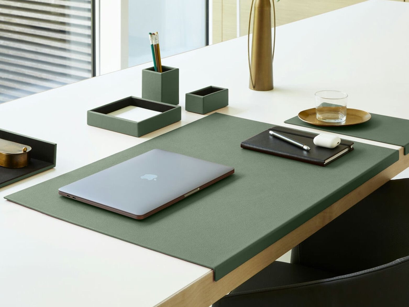 Кожаный чехол EGLOOH Adamantis ARCH-00064469