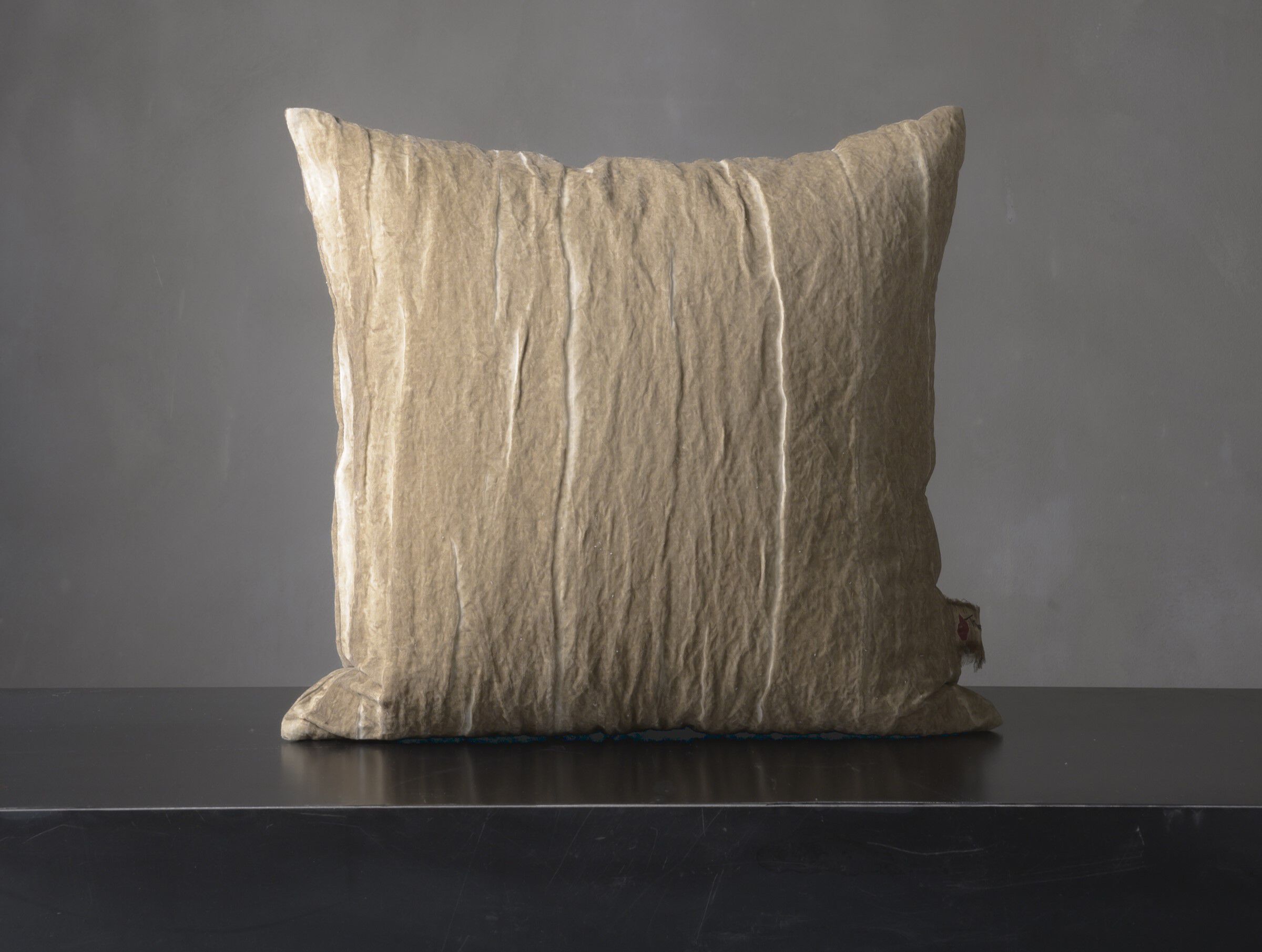 Бархатная квадратная подушка The House of Lyria AMYCLA ARCH-00135856