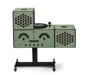 AM/FM-радио и проигрыватель с усилителем