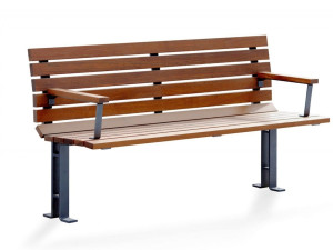 Деревянная скамья с подлокотниками