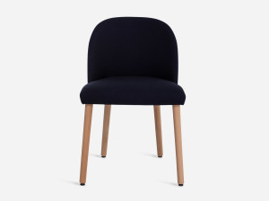 Мягкий стул с тканевой обивкой и деревянными ножками