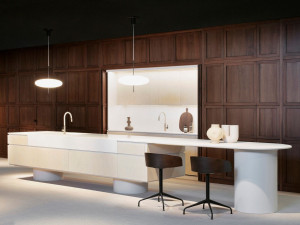 Деревянная островная кухня с столешницей Lapitec®