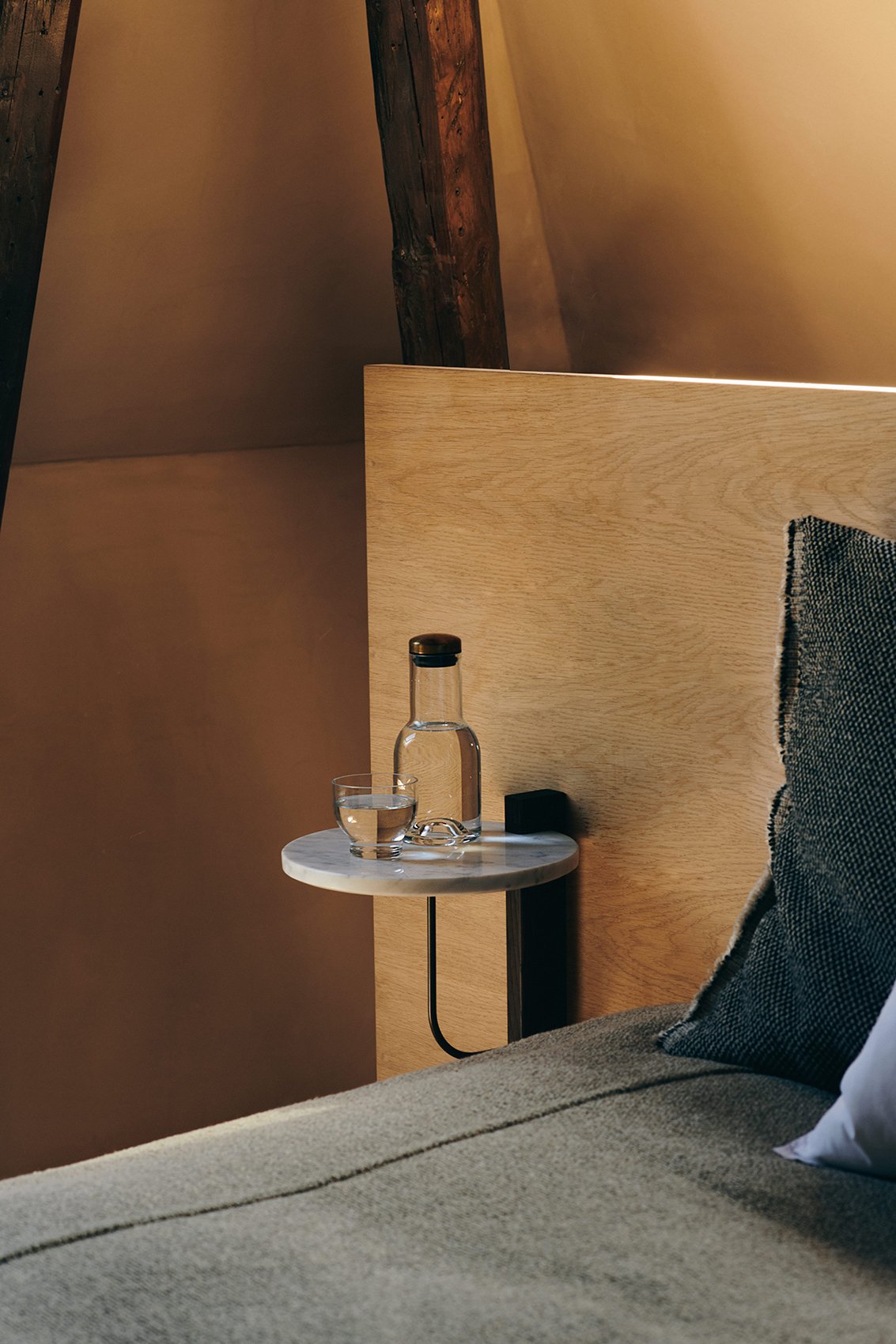 4681949 MENU Бутылка для воды, 0,5 л Стеклянный дым | Латунь  - Вид №1