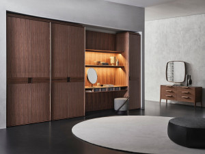 Деревянный шкаф