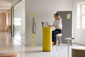 Высокий тканевый журнальный столик с деревянной столешницей