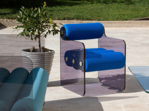 Стул с подлокотниками