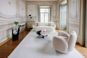 Тканевое вращающееся кресло с подлокотниками