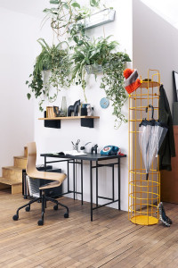 Регулируемое по высоте офисное кресло с колесами