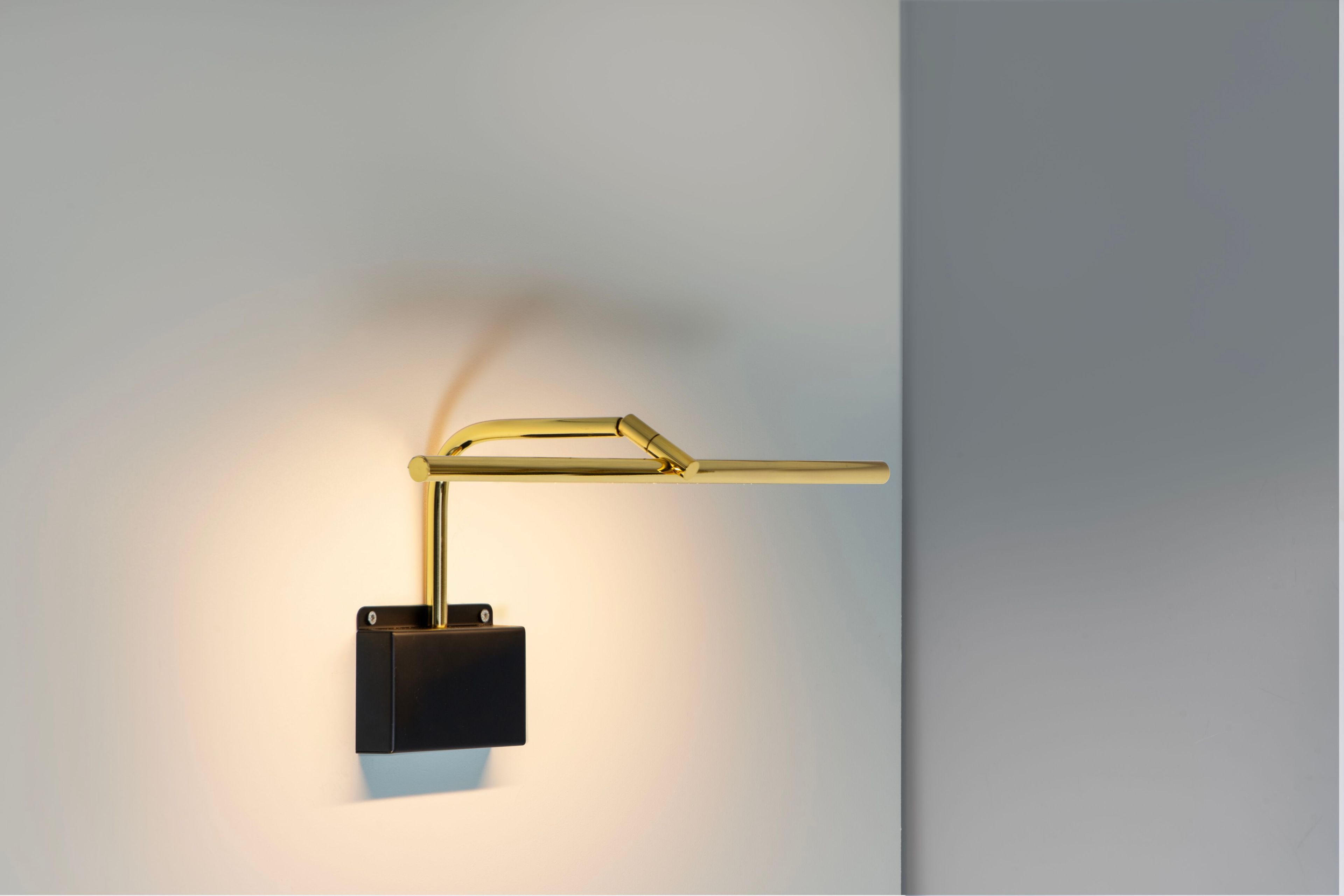 Латунный светодиодный настенный светильник для картин CVL Luminaires Airy ARCH-00034573 - Вид №10