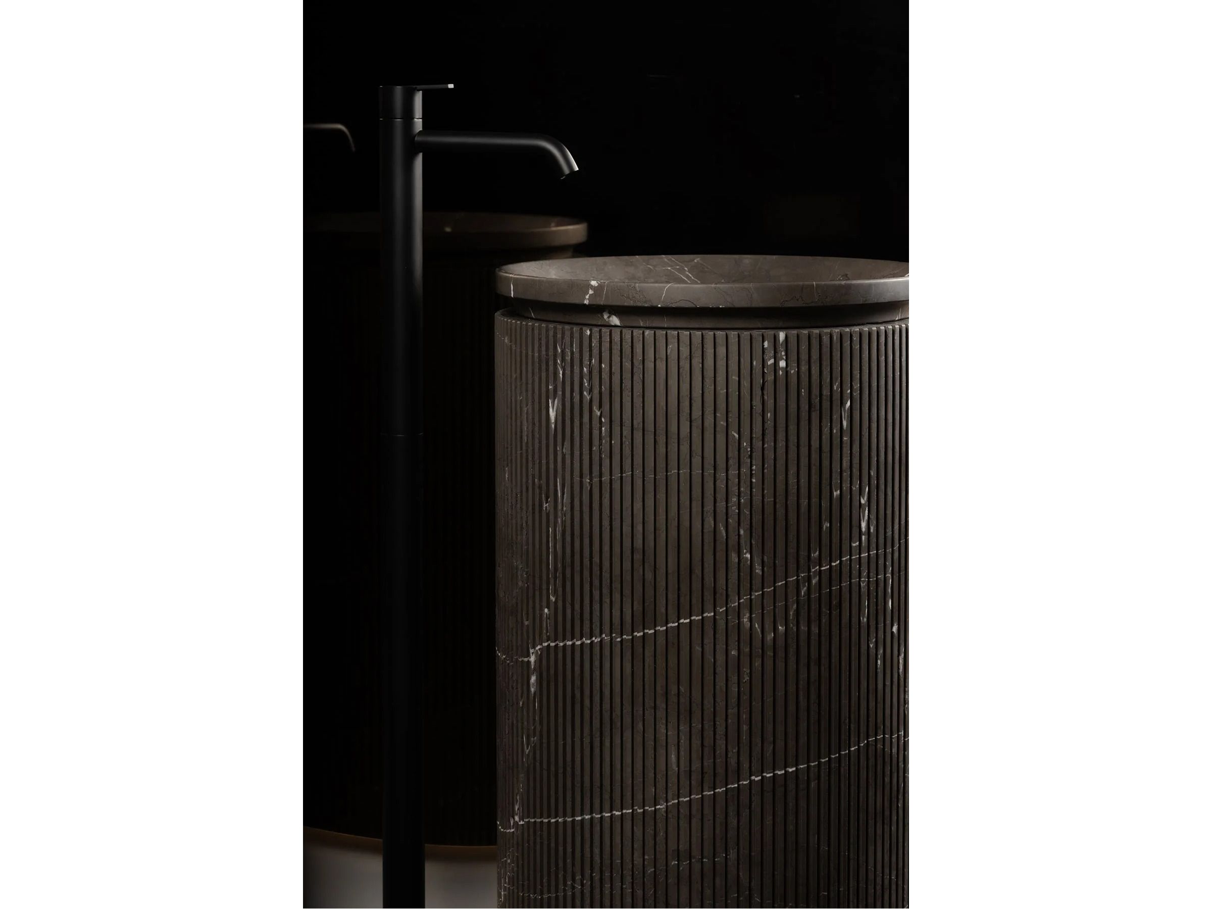 Отдельно стоящий круглый умывальник из мрамора Pietra Grey Inbani решетки ARCH-00034907 - Вид №14