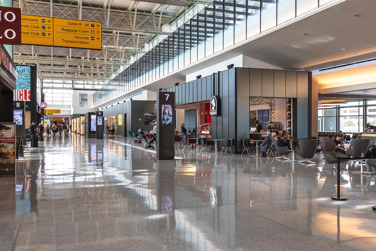 FSRT638 Система обшивки стен Levelr с панелями из вивихромного хромисового стекла в отражающей конфигурации с прослойкой индивидуального цвета и отделкой opalex, а также изготовленными на заказ выступающими ребрами черного цвета в международном аэропорту Forms-surfaces  - Вид №5