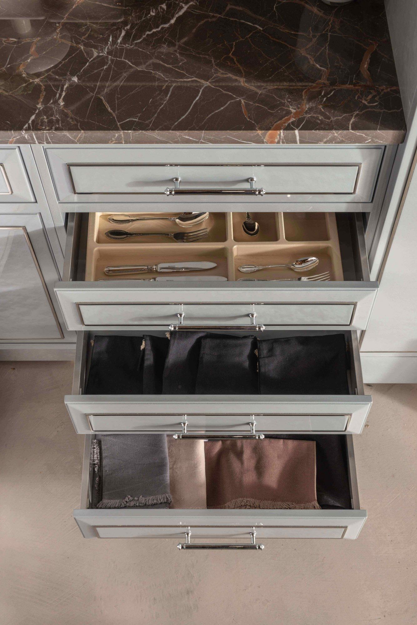 Кухня из эвкалипта с ручками на заказ с полуостровом Martini Interiors эссенция ARCH-00072314 - Вид №11