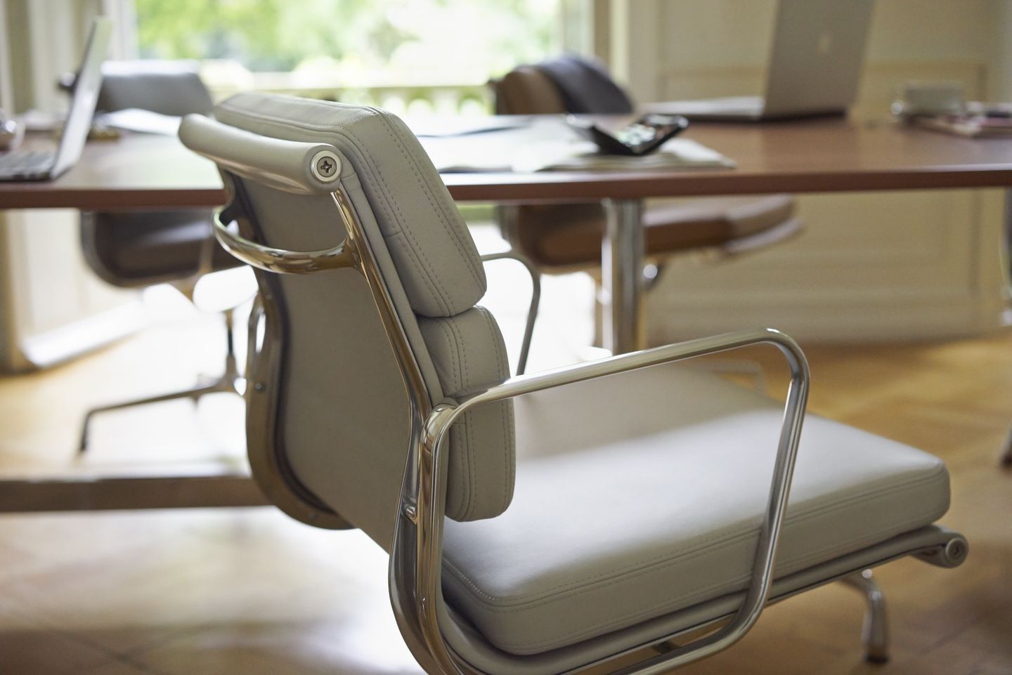 Кожаный спиц поворотный стул с подлокотниками VITRA Eames Soft Pad Group ARCH-00078216 - Вид №17