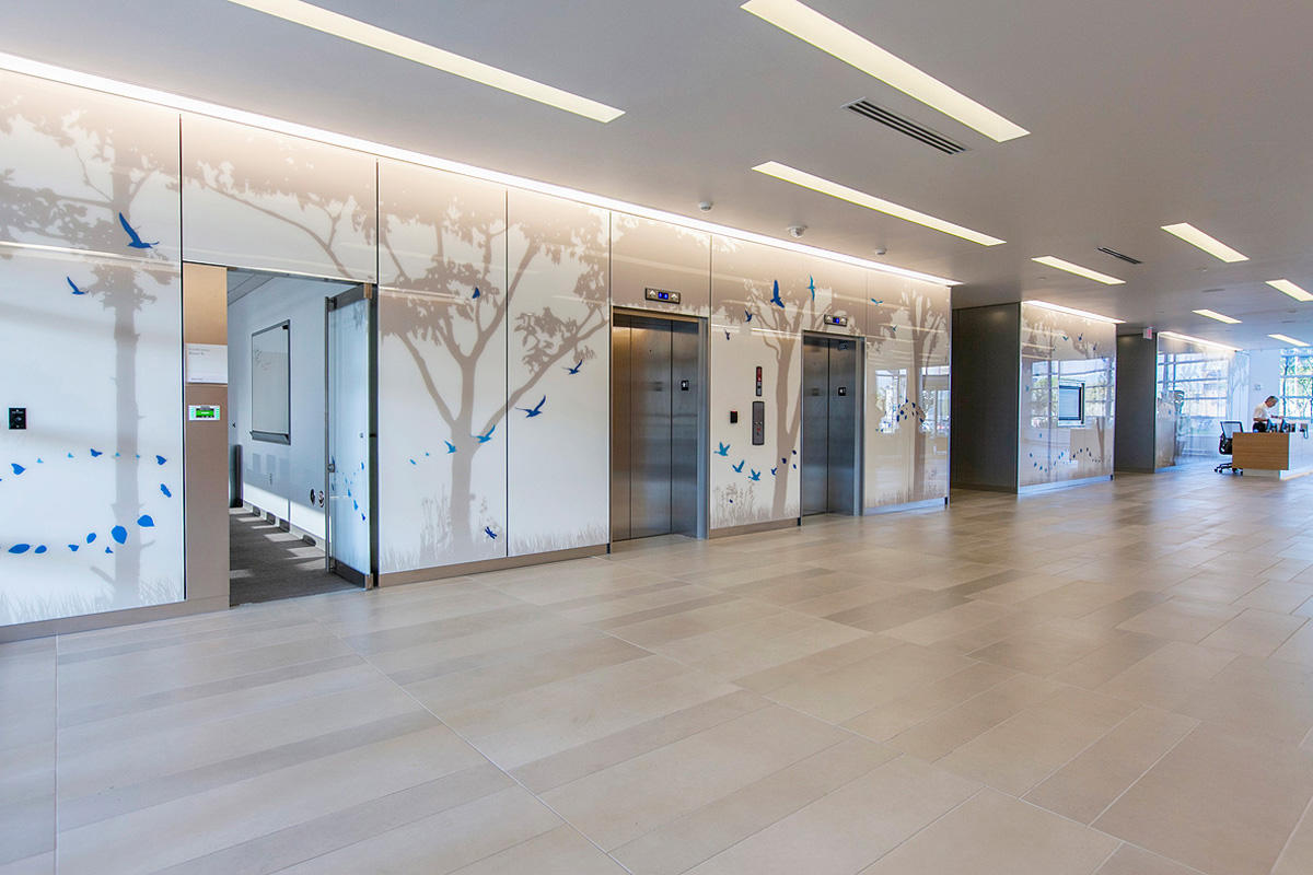 FSRT660 Система облицовки стен Levele с плавающими панелями из нержавеющей стали с отделкой из каймового камня в Кэссиди Терли, Сан-Хосе, Калифорния Forms-surfaces  - Вид №17