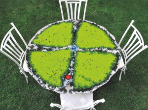 Круглый стол из майоликовой лавы