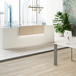 Стойка регистрации из дерева