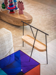 Деревянный журнальный столик