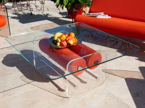 Квадратный стол из ПММА и стекла