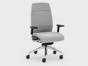 Кожаное офисное кресло с колесами