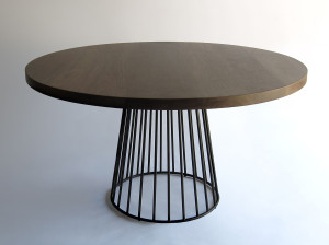 Круглый обеденный стол из массива дерева