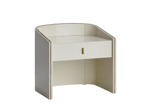 Деревянная тумбочка с ящиками