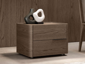 Деревянная тумбочка с ящиками