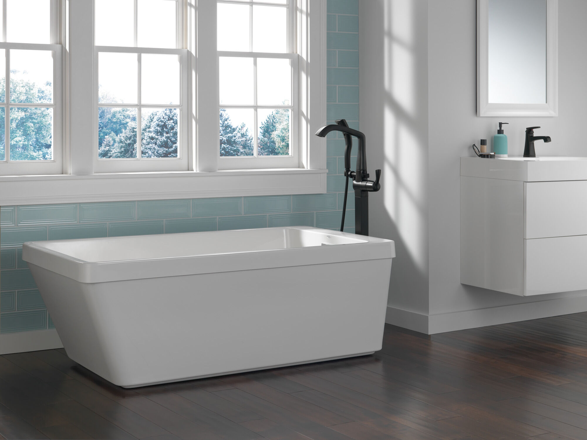 Отдельно стоящая ванна 60 дюймов x 32 дюйма со встроенным сливом и переливом Delta Faucet Byron DB256406-6032WH - Вид №4