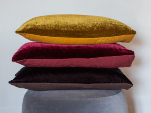 Бархатная и льняная подушка