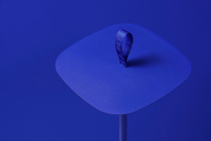 Высокий стальной журнальный столик с порошковым покрытием