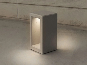 Яркий бетонный столбик